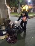 Policía reparte comida y regalos a gente sin hogar en Noche Buena