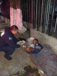 Policía reparte comida y regalos a gente sin hogar en Noche Buena