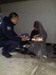 Policía reparte comida y regalos a gente sin hogar en Noche Buena