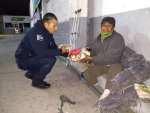 Policía reparte comida y regalos a gente sin hogar en Noche Buena