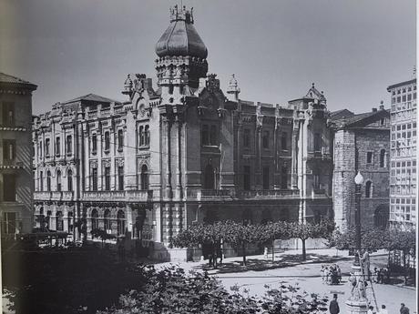1907:Plaza de Pi Margall presidida por el ayuntamiento y el convento de San Francisco