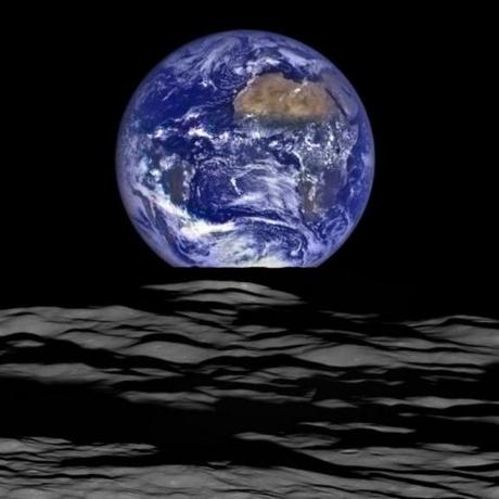La primera imagen de la belleza de la Tierra desde el horizonte lunar
