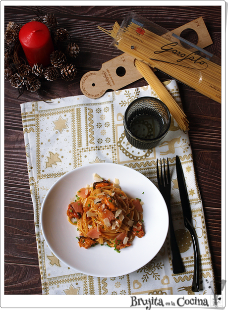 Spaguettis con salmón ahumado y mejillones