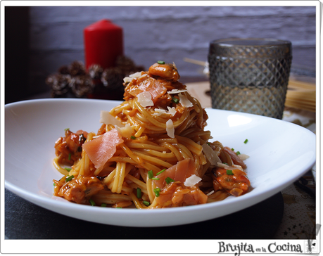 Spaguettis con salmón ahumado y mejillones