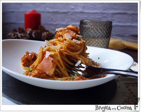 Spaguettis con salmón ahumado y mejillones
