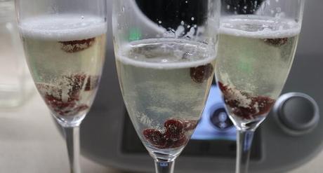 Echamos el champán en las copas