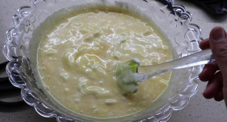 Mezclamos el mousse y lo echamos en las copas encima de la gelatina de champán