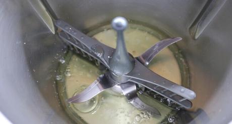 Ponemos la mariposa y echamos las yemas de los huevos para montar