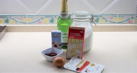 Los ingredientes necesarios para hacer las copas de chocolate blanco y champán en Thermomix