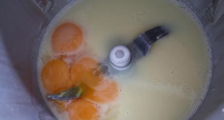 Mezclamos las yemas de los huevos con la leche