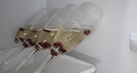 Meter las copas inclinadas en el frigorífico para enfriar la gelatina