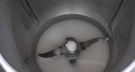 Ponemos el agua, el azúcar y la rama de canela infusionamos en Thermomix