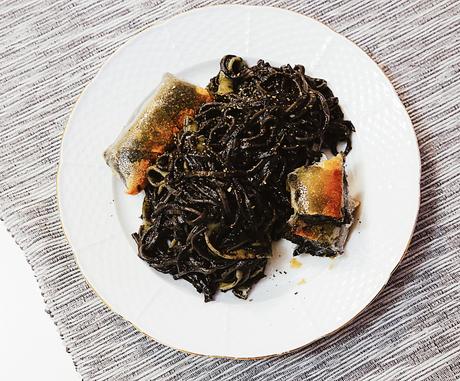 PASTA NEGRA Y ROLLITOS DE CHIPIRON EN SU TINTA