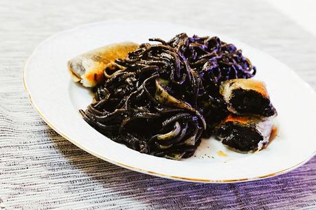 PASTA NEGRA Y ROLLITOS DE CHIPIRON EN SU TINTA