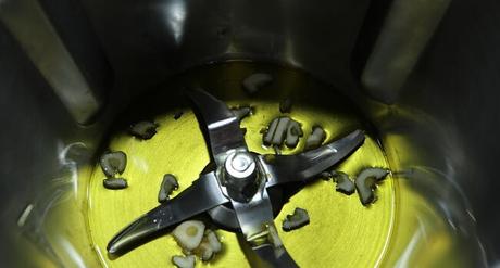 Gulas al Ajillo con Mambo Ponemos el aceite y calentamos con el ajo