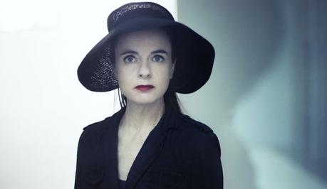La novelista Amélie Nothomb en una hermosa fotografía Novela francesa, Novela intimista, Novela lírica, Novela autobiográfica
