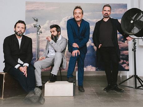 Love of Lesbian dedican una “elegía sonora” a un amigo desaparecido