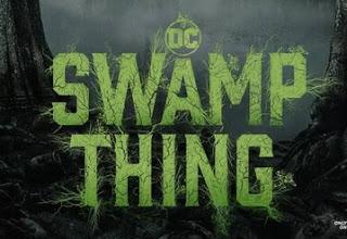 Superhéroe Monstruoso que Emerge desde un Pantano