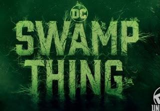 Superhéroe Monstruoso que Emerge desde un Pantano