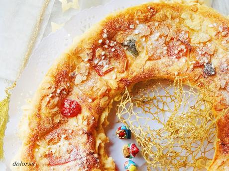 Roscón o tortell de Reyes  de hojaldre con frutas y mousse de turrón