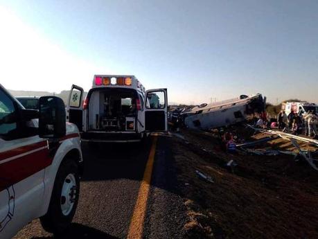 Trágico accidente en la 57 deja 20 heridos y dos muertos
