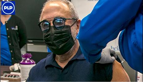 EMILIO ESTEFAN RECIBE LA VACUNA CONTRA EL COVID-19…