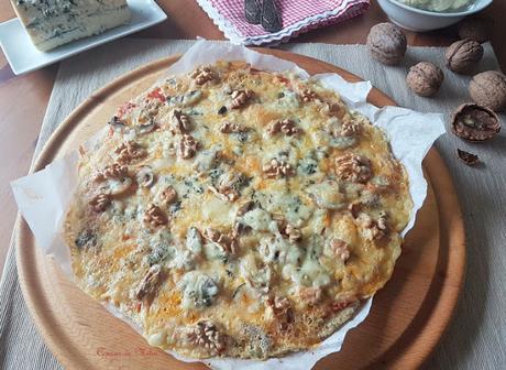 Pizza con masa de coliflor y almendras, con queso azul y nueces #lunessincarne