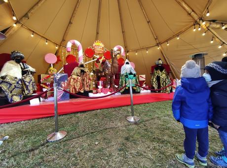 Sus Majestades los Reyes Magos reciben a los niños en el parque del Temple 5