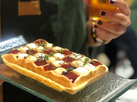 Aire, el restaurante donde puedes comer patatas bravas en forma de gofre