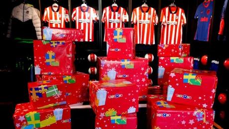 El Atlético de Madrid y Toys «R» Us donan juguetes a 10 hospitales madrileños