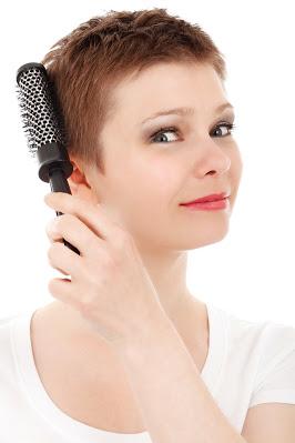 Mujer cepillándose el cabello Mujer cepillándose el cabello