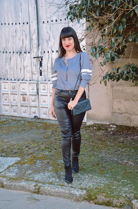 Sudadera gris con escote cremallera de Lilicloth