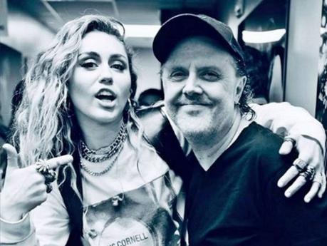 Elton John, Chad Smith y Yo-Yo Ma, en el disco de versiones de Metallica de Miley Cyrus