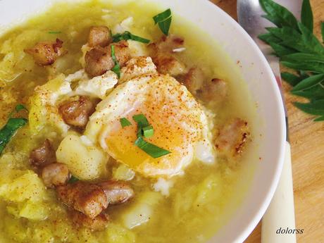 Sopa de col, patata y huevo