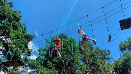 Un parque de aventuras en los árboles (muy seguro) Un parque de aventuras en los árboles (muy seguro)