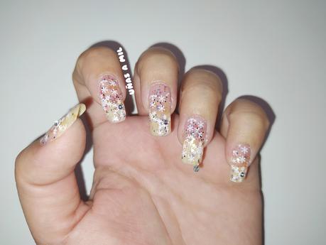 Diseño de uñas con copos de nieve, glitter y piercing