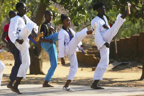 Adolescente de Zimbabue enseña taekwondo para combatir el matrimonio infantil