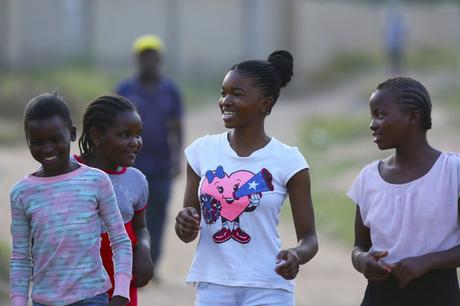 Adolescente de Zimbabue enseña taekwondo para combatir el matrimonio infantil