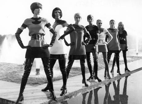 fotos moda futurista años 60: pierre cardin ropa 12