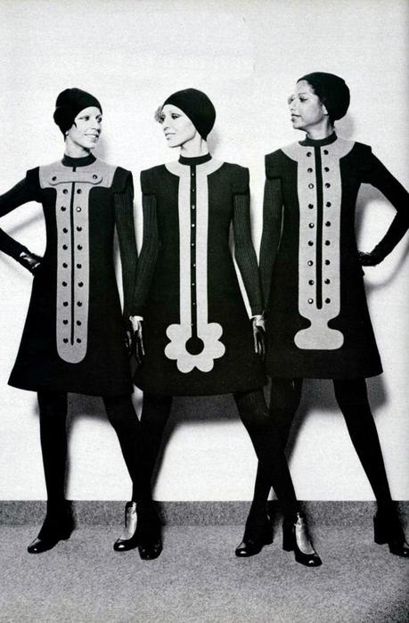 fotos moda futurista años 60: pierre cardin ropa 10