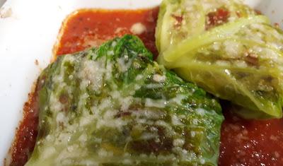 HOJAS DE COL RELLENAS/FARCIDES CON SALSA DE TOMATE Y ZANAHORIA HOJAS DE COL RELLENAS/FARCIDES CON SALSA DE TOMATE Y ZANAHORIA