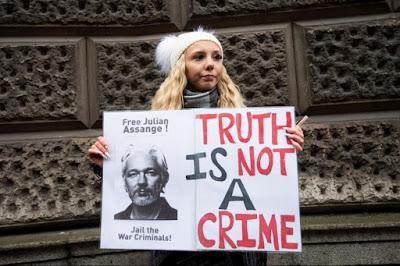 El mismo día en  que la Justicia británica deniega la extradición de Assange a EEUU “por riesgo de suicidio”, Trump propicia el asalto al Capitolio.