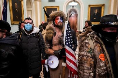 El mismo día en  que la Justicia británica deniega la extradición de Assange a EEUU “por riesgo de suicidio”, Trump propicia el asalto al Capitolio.