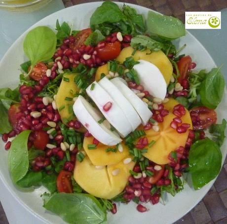 Ensalada de burrata, caqui, granada y rúcula.