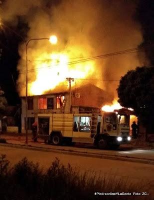 Incedio en Piedra del Águila (fotos)
