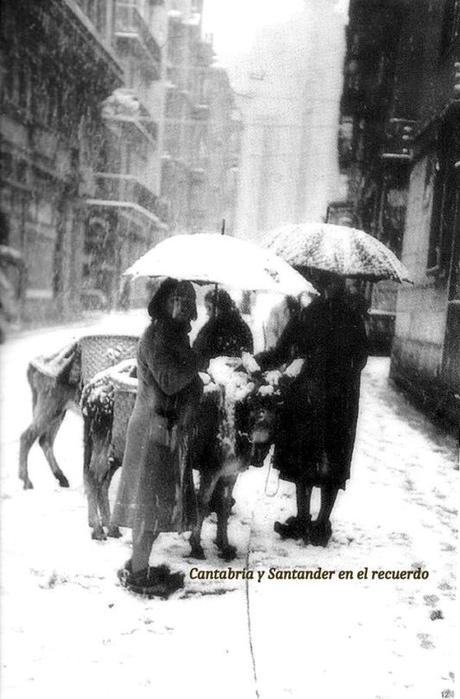 1940:Las burreras por la calle Lealtad un día de nieve