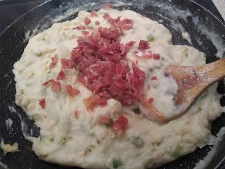 CROQUETAS DE TORTILLA DE HUEVO CON ESPÁRRAGOS TRIGUEROS, GAMBAS Y JAMON AL ESTILO DE KGB MALAGA CROQUETAS DE TORTILLA DE HUEVO CON ESPÁRRAGOS TRIGUEROS, GAMBAS Y JAMON AL ESTILO DE KGB MALAGA