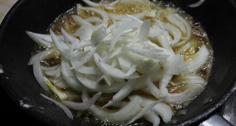 Filete de Cerdo en Salsa Receta Casera Ponemos la cebolla cortada en julianas y sofreír