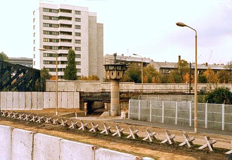 Berliner_Mauer_mit_Panzersperren_(Liesenstraße-Gartenstraße_1980)