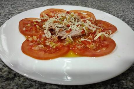 Carpaccio de tomate y atún con vinagreta